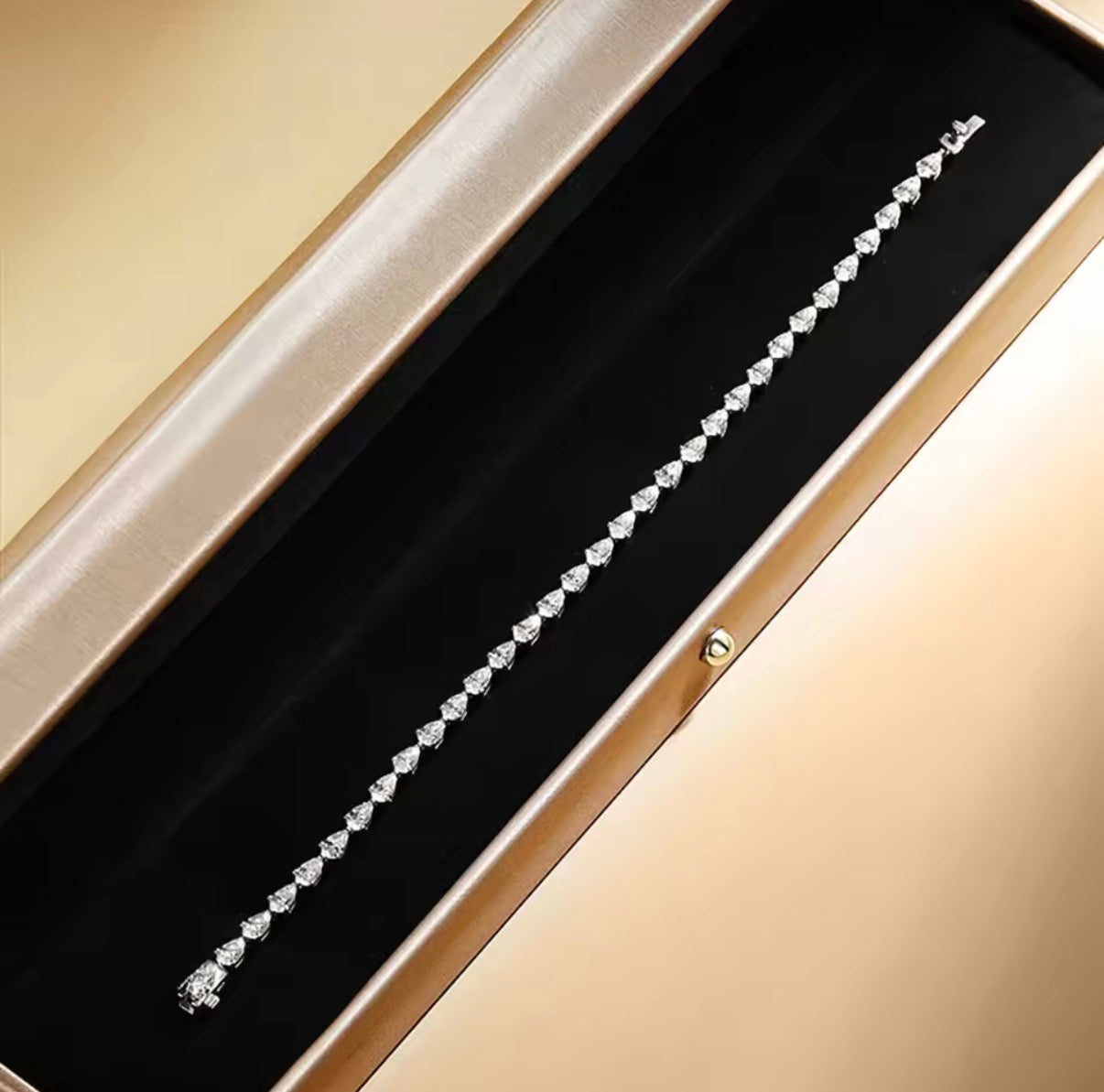 The Pear-Éclat Tennis Bracelet